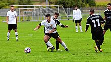 Zweikampf zwischen Marcel Bader (SV Mühlhausen/weißes Trikot) und Rafael Matros vom FC Hilzingen.