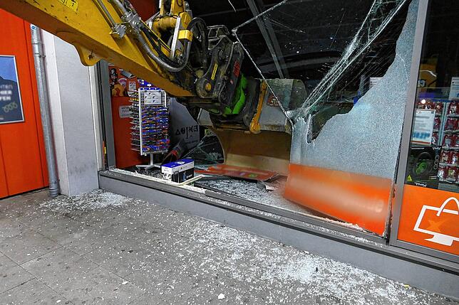Baggerschaufel im Schaufenster: Diesen Anblick fanden Polizei und Expert-Geschäftsführer in der Einbruchsnacht im November vor.