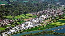 Blick auf Dogern (rechts) und eines seiner beiden Gewerbegebiete. Die Gemeinde wählt am 9. Juni einen neuen Gemeinderat.