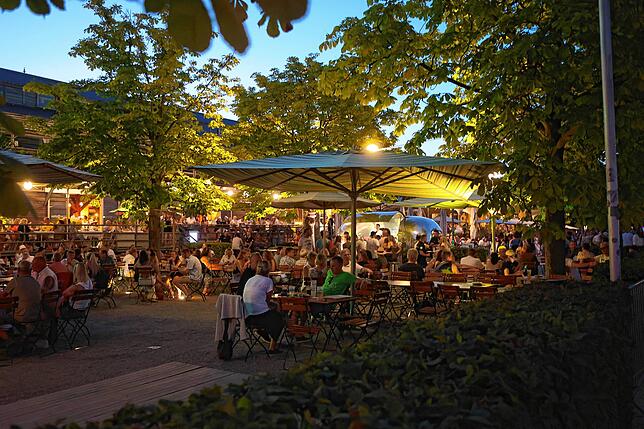 Bild 14: Seenachtfest 2024: Party auf dem Festgelände. Hier sorgen DJs und Bands für Stimmung bei den Gästen