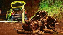 Trümmerteile, darunter der Motorblock des Fahrzeugs liegen weit verstreut auf der Bundesstraße, die für mehrere Stunden gesperrt wurde.