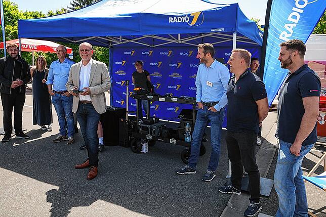 OB Bernd Häusler steuert bei der Eröffnung der Leistungsschau eine Drohne. Ob solche Drohnen demnächst als Transportmittel eingesetzt ...