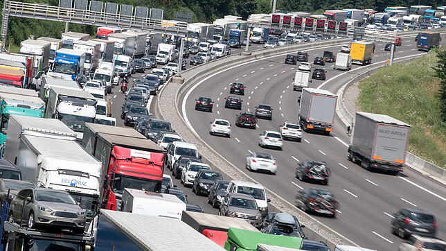 Leider Alltag: Staus auf der A8 bei Stuttgart. Bild: dpa