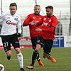 Ob Jannik Beha (vorn) im Trikot des FC 08 Villingen gegen seine ehemaligen Donaueschinger Teamkollegen spielen kann, ist eher ...