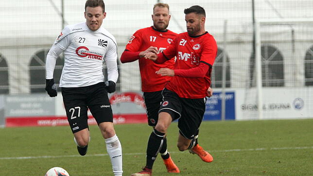 Ob Jannik Beha (vorn) im Trikot des FC 08 Villingen gegen seine ehemaligen Donaueschinger Teamkollegen spielen kann, ist eher ...