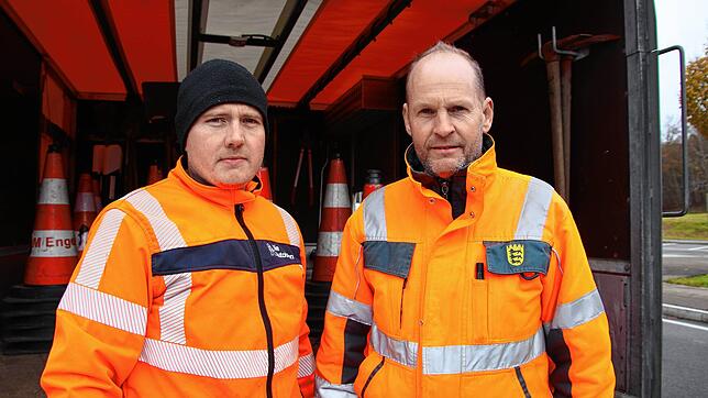 Der gelernte Schreiner Tobias Schäuble (links) und Kolonnenführer Dietmar Fluck auf dem Parkplätz Räthisgraben. Gemeinsam mit ihren ...