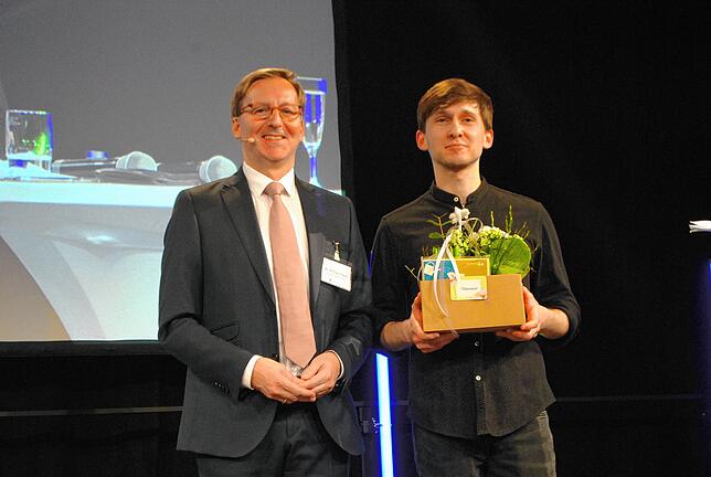 Der städtische Klimamanager Nikolai Müller (rechts) bekommt von OB Philipp Frank wie alle Gesprächspartner ein Blumenpräsent mit Schokolade.