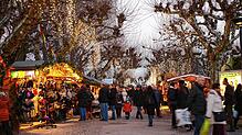 Der Konstanzer Weihnachtsmarkt mit seinen vielen Buden, Lichtern und Besuchern hier auf einem Archivbild. Bevor die ersten Besucher in ...