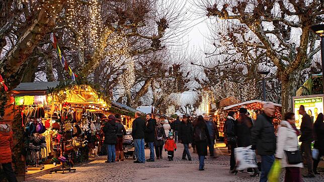 Der Konstanzer Weihnachtsmarkt mit seinen vielen Buden, Lichtern und Besuchern hier auf einem Archivbild. Bevor die ersten Besucher in ...