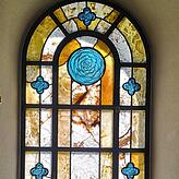 Die Fensterscheiben in der Krypta, unterhalb der Klosterkirche im Kloster Hegne, sind aus hauchdünn geschliffenem Onyxmarmor. Das helle ...