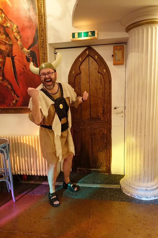 Bestens gelaunt erweist Pfarrer Ulrich Hund dem Vermessungstrupp am Jubiläumsball als Wikinger die Ehre.