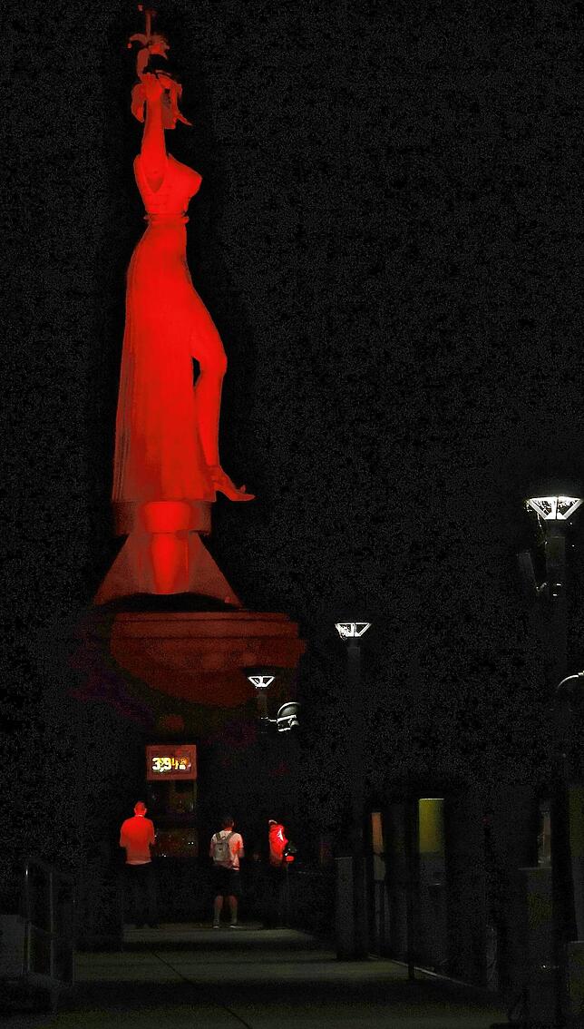 Bild 1: Bilder der &bdquo;Night of Light&ldquo;: Die Konstanzer Wahrzeichen und Veranstaltungshäuser in rotes Licht getaucht