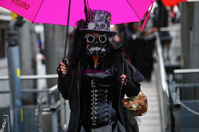 Maskenpflicht? Kein Problem für diese Besucherin aus der Schweiz: Ihr Outfit wäre ohne Maske gar nicht komplett. Dass diese Mund und ...