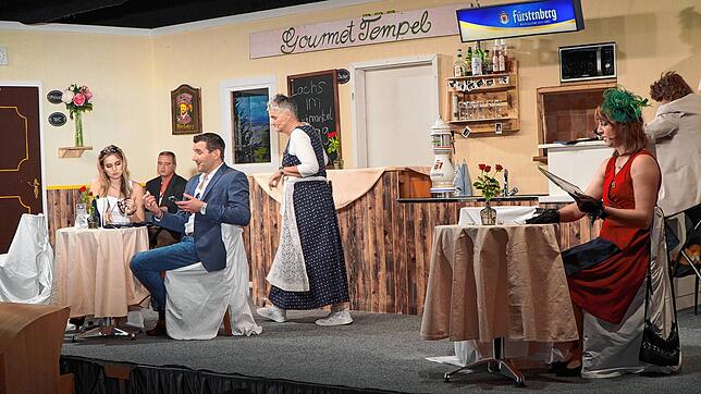 Kaviar versus Currywurst: Die Theaterspieler der Büßlinger Narrenzunft nehmen die Edelgastronomie auf die Schippe. Auf der Bühne stehen ...