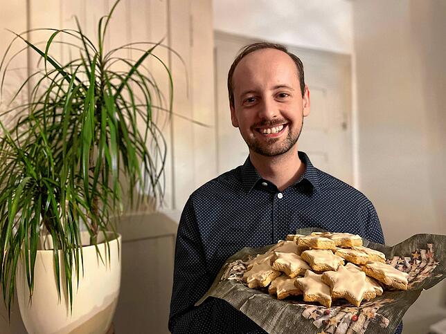 SÜDKURIER-Redakteur Dominique Hahn mit seinen selbstgebackenen Zimtsternen.