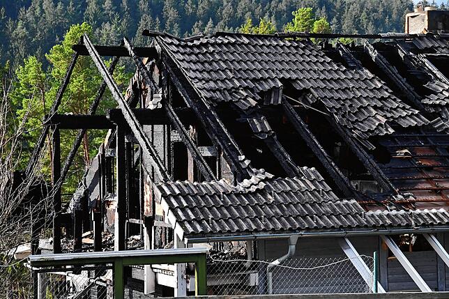 In diesem Bereich des Obergeschosses soll das Feuer ausgebrochen sein und sich dann rasend schnell über das gesamte Dach verbreitet haben.