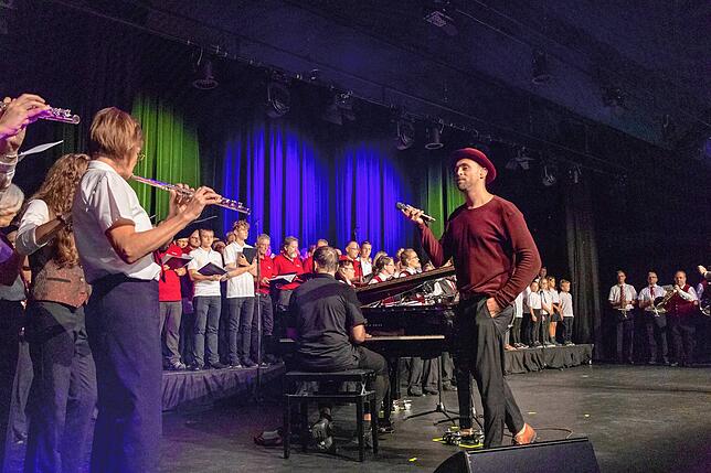 Bild 2: Bilder vom Festakt zur Eröffnung der Waldshuter Stadthalle mit Sänger Max Mutzke