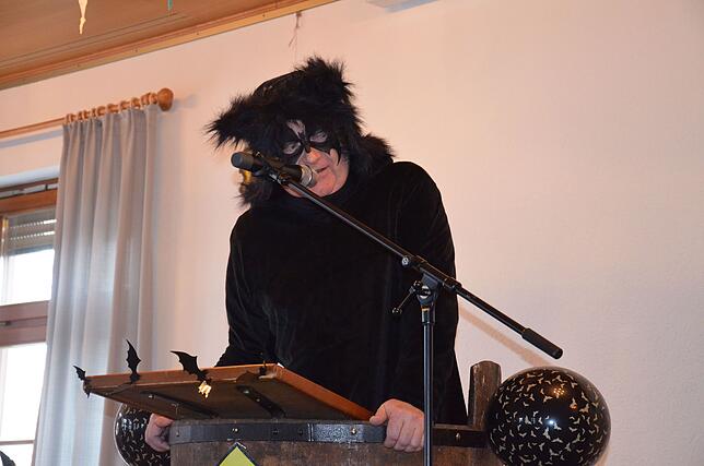 Der Schultes ist im Wald bei den Fledermäusen. Das Sagen im Rathaus hat jetzt die Oberfledermaus.