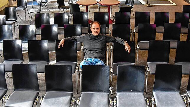 Leere Stühle: Helmar Scholz, Vorsitzender des Freundeskreises Puppen- und Theaterbühne, der das Theater im Deutschen Haus betreibt, ...