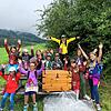 Groß ist die Freude dieser Gruppe im Ferienprogramm, als sie bei der GPS-Schnitzeljagd in Achdorf die erste Schatzkiste entdeckt. Bild: ...