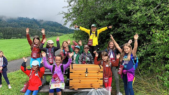 Groß ist die Freude dieser Gruppe im Ferienprogramm, als sie bei der GPS-Schnitzeljagd in Achdorf die erste Schatzkiste entdeckt. Bild: ...