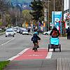 Eine Mutter radelt mit ihrem Kind die Schützenstraße in Radolfzell entlang. Zur Verbesserung des Radverkehrs hat die Stadt 2023 mehrere ...