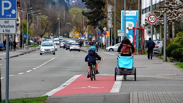 Eine Mutter radelt mit ihrem Kind die Schützenstraße in Radolfzell entlang. Zur Verbesserung des Radverkehrs hat die Stadt 2023 mehrere ...