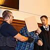 Der Angeklagte (Mitte) mit seinem Anwalt Benjamin Waldmüller (rechts) und einem Justizbeamten bei dem Prozessauftakt vor dem Landgericht ...