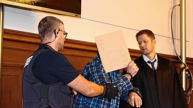 Der Angeklagte (Mitte) mit seinem Anwalt Benjamin Waldmüller (rechts) und einem Justizbeamten bei dem Prozessauftakt vor dem Landgericht ...