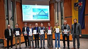 Bei der Preisverleihung der Architektenkammer Baden-Württemberg im Konstanzer Landratsamt (von links): Tobias Meigel (Architektenkammer, ...