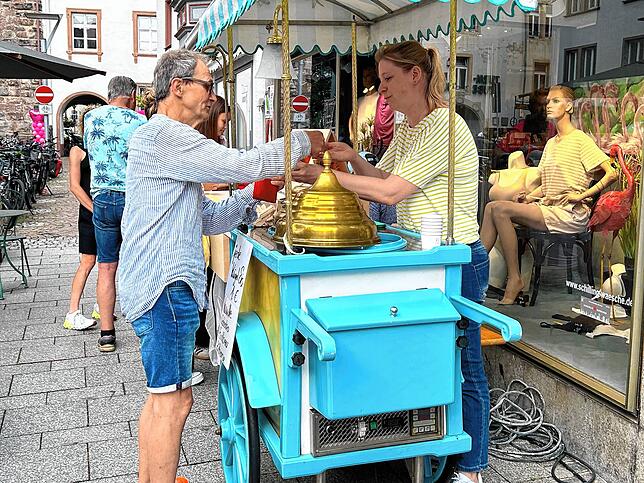 Zampolli Eis bei Wäsche Schilling: Herbert Spath freut sich über das Eis von Yvonne Schaumann.