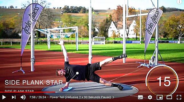 Workout II: Stefan Hilpüsch beim „Side Plank Star“ in Aktion. Screenshot: Matthias Scheibengruber