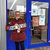 Gisela Döbele mit dem neuen SÄK-Altkennzeichen. Sie und ihr Mann Siegfried konnten das Kennzeichen als erste Bad Säckinger am ...