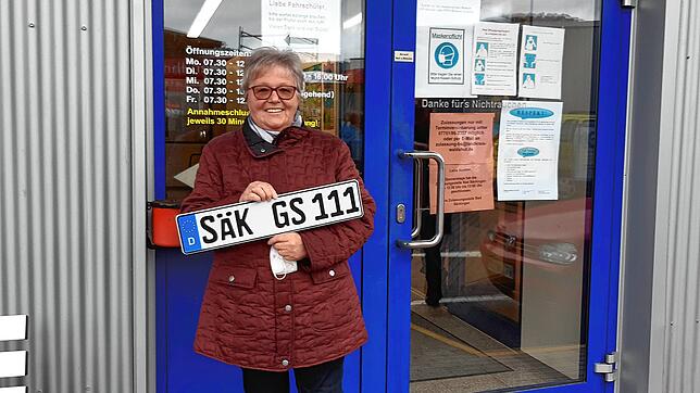 Gisela Döbele mit dem neuen SÄK-Altkennzeichen. Sie und ihr Mann Siegfried konnten das Kennzeichen als erste Bad Säckinger am ...