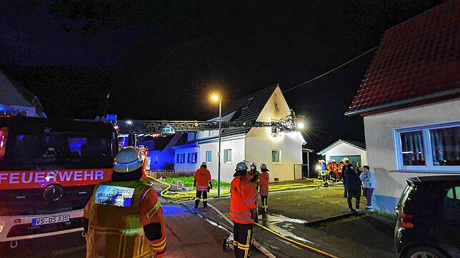 Mit einem Großaufgebot bekämpft die Blumberger Feuerwehr am Dienstagabend einen Hausbrand in der Schwarzwaldstraße.