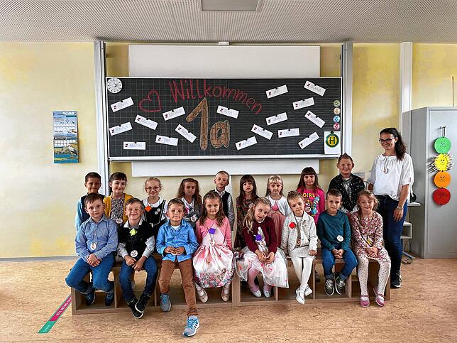 Einschulungsfoto der Grundschule Geisingen. Die Klassenlehrerin der Klasse 1a ist Marina Ellenberger.