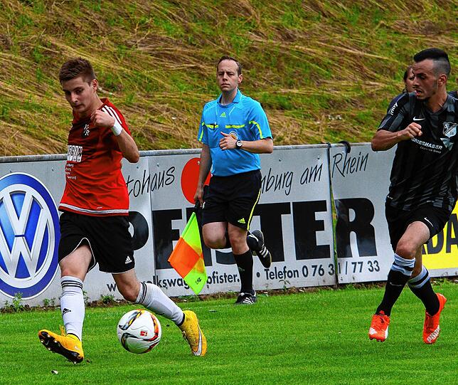 Aufstieg 2016: Jakob Hugenschmidt (links) im erfolgreichen Relegationsspiel um den Aufstieg in die Bezirksliga gegen den SV 08 ...