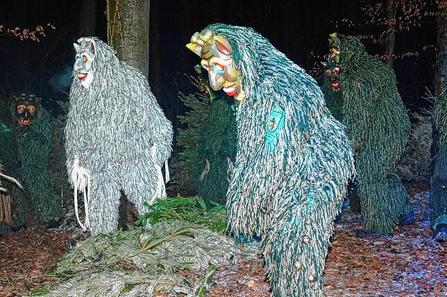 Imposant,aber freundlich kommen die Stettheimer Waldgeister daher.