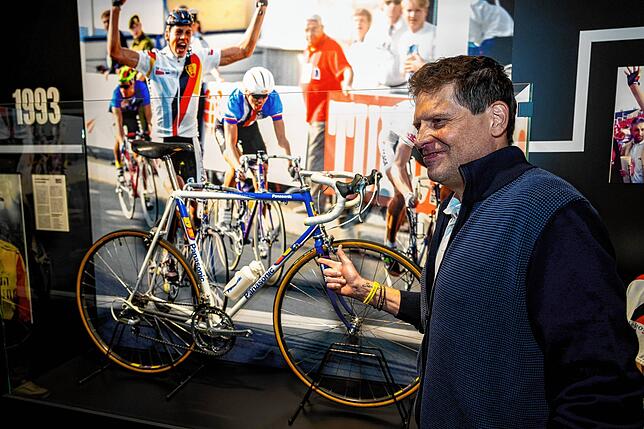 Jan Ullrich mit einem jener Fahrräder, mit denen er Rennsiege errang.