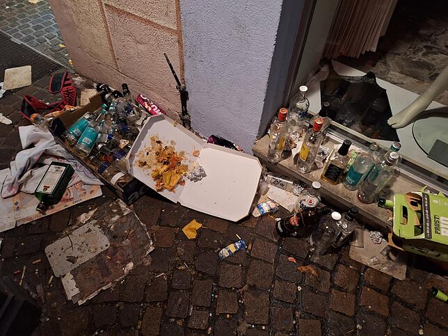 Auch die Fasnachtsvereine haben ihren Abfall am Straßenrand liegen lassen.