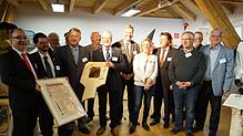 Der Geehrte Karl-Heinz Schach (vierter vo.li.) im Kreise seiner Präsidentenkollegen mit Ehrenurkunde und Narrenspiegel. Bild: Daus