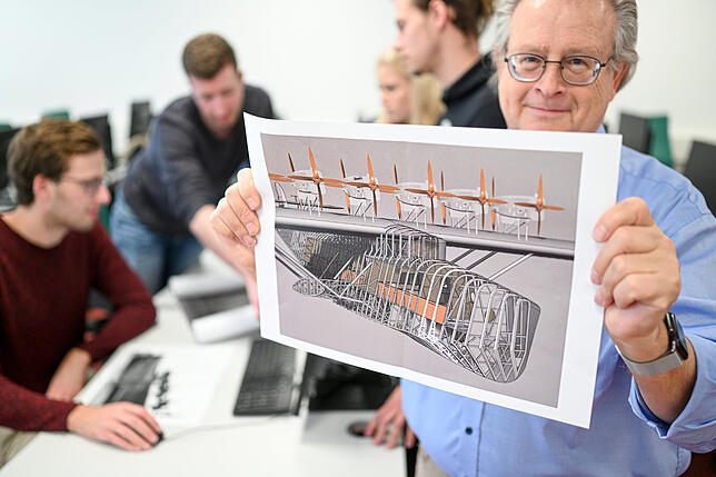 Flugzeug-Entwickler in Friedrichshafen: Der Ingenieur und Informatiker Peter Kielhorn hält eine Seitenansicht des Flugbootes Do X, ...