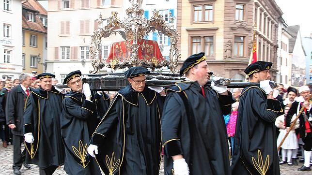 Nach der Festpredigt im Münster St. Fridolin, wird der Reliquienschrein des Glaubensboten Fridolin durch die Straßen der Altstadt von ...