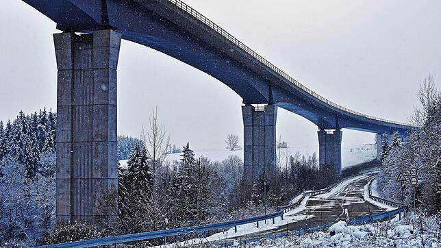 Noch steht die Gauchtachtalbrücke einsam da. Doch sie soll durch ein zweites Bauwerk Gesellschaft bekommen. Nächstes Jahr sollen die ...