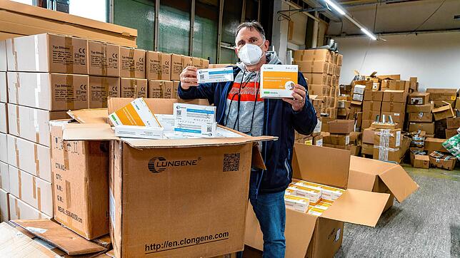 Tausende Corona-Schnelltests hat Martin Weidinger verpackt in seinem Lager in Villingen stehen. Hier zeigt er zwei verschiedene ...