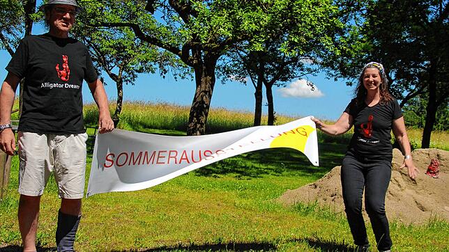 Gerold Hellwig und Susanne Hackenbracht organisieren die Sommerausstellung in der Kunststätte Kieslager 2 auf dem Haigen-Hof bei Aach-Linz.