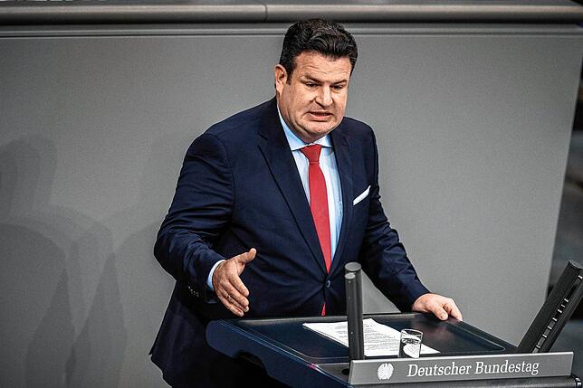 Hubertus Heil (SPD), Bundesminister für Arbeit und Soziales, spricht im Plenarsaal im Deutschen Bundestag. In der Sitzung am 13. Oktober ...