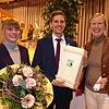 Landrätin Stefanie Bürkle (rechts) überreicht dem neuen Sauldorfer Bürgermeister Severin Rommeler und dessen Lebensgefährtin Franziska ...