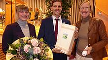 Landrätin Stefanie Bürkle (rechts) überreicht dem neuen Sauldorfer Bürgermeister Severin Rommeler und dessen Lebensgefährtin Franziska ...