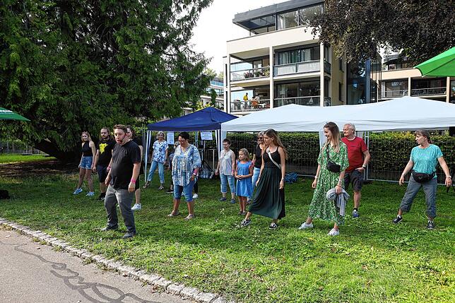 Bild 3: Beim Seenachtfest 2023 treffen sich im Stadtgarten und an der Seestraße alle Generationen